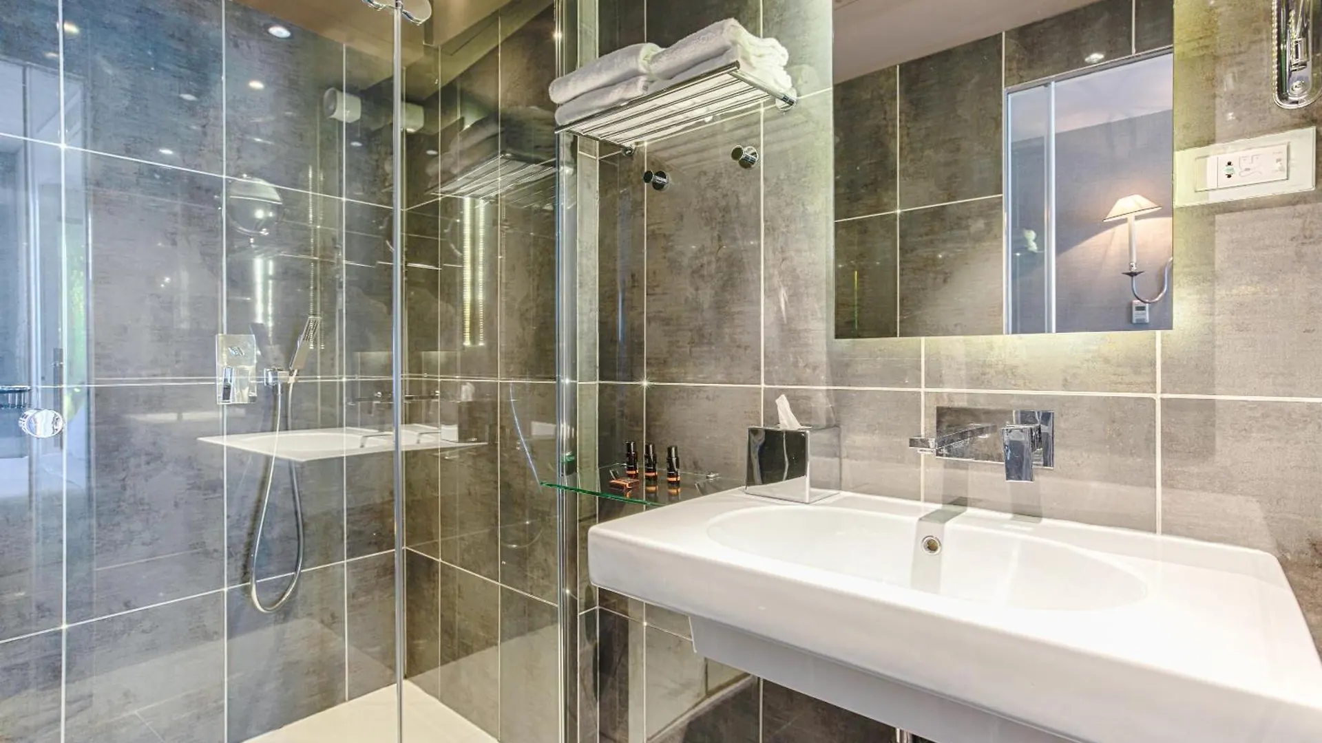 New Republique - Ex Albert's Hotel